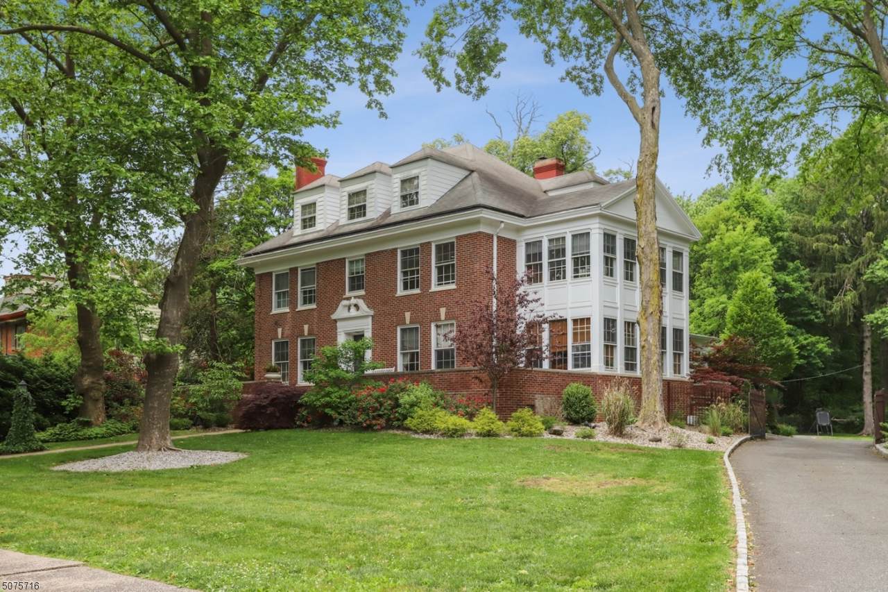 323 Montrose Ave - Photo 1