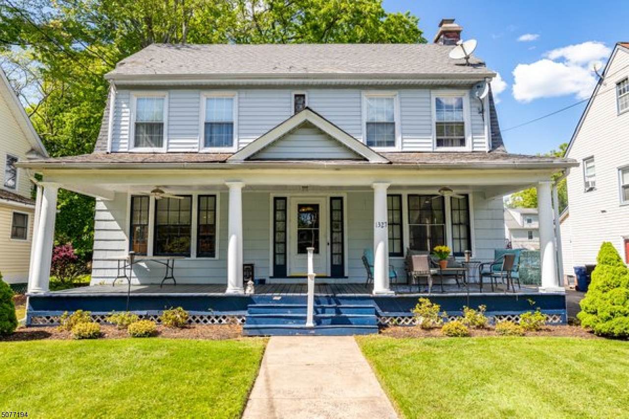 1327 Putnam Ave - Photo 1