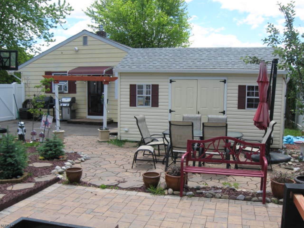 811 Park Ave - Photo 1