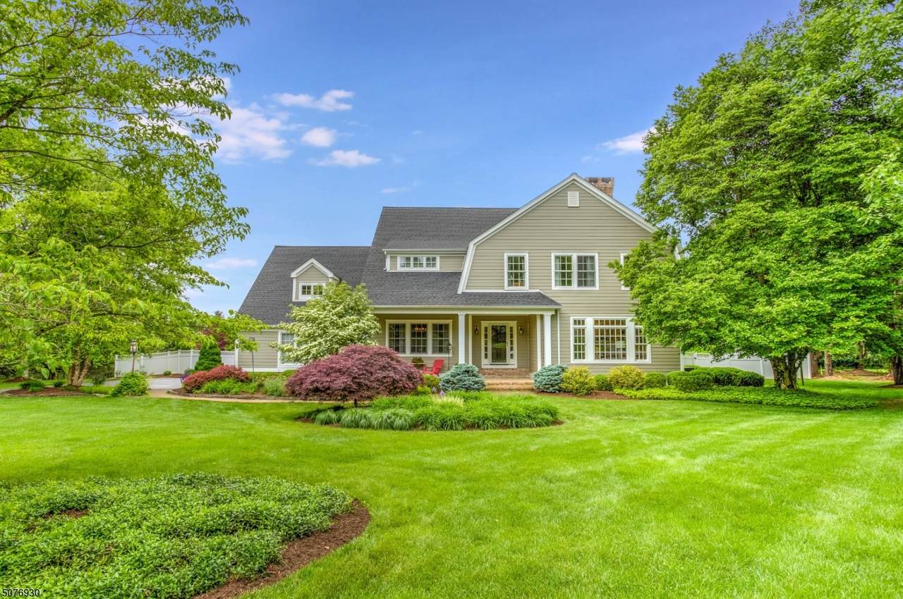 32 Chesterfield Dr - Photo 1