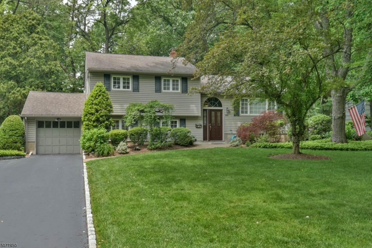 900 Manhattan Ave - Photo 1
