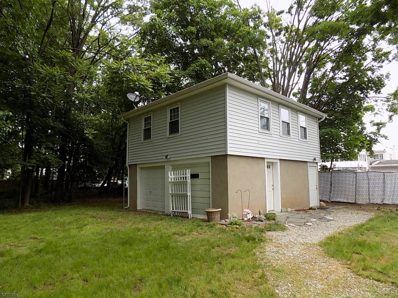 8 Poplar Ave - Photo 1