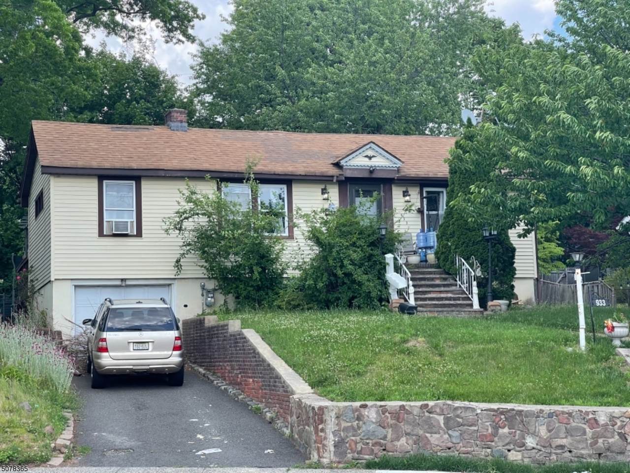 933 W Chestnut St - Photo 1