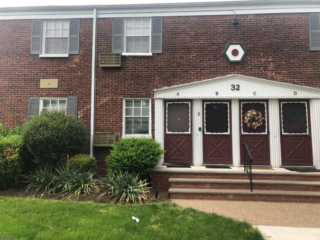32 W Roselle Ave - Photo 1