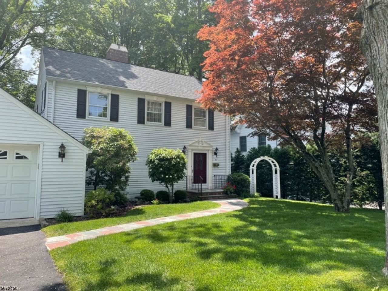 16 Leaycraft Ln - Photo 1