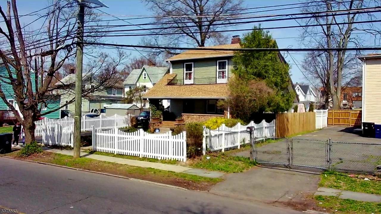 611 Plainfield Ave - Photo 1