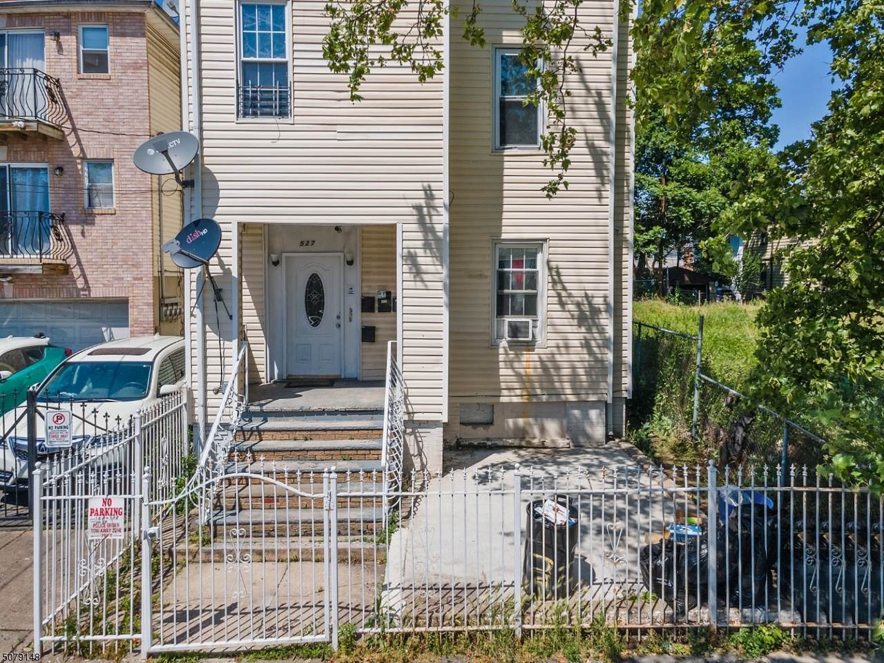 527 Hawthorne Ave - Photo 1