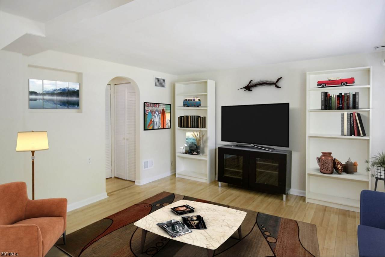 172 Kingston Rd - Photo 1