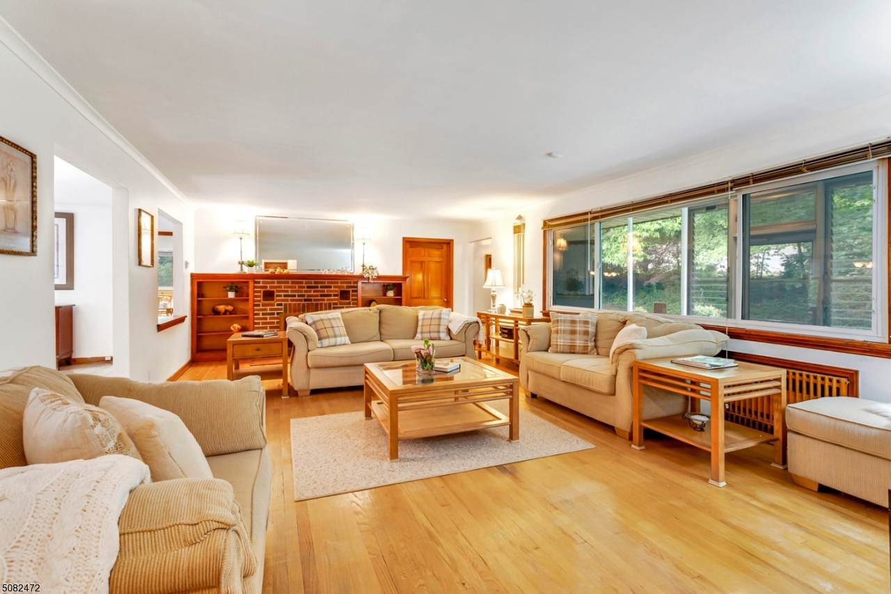 1053 Valley Rd - Photo 1