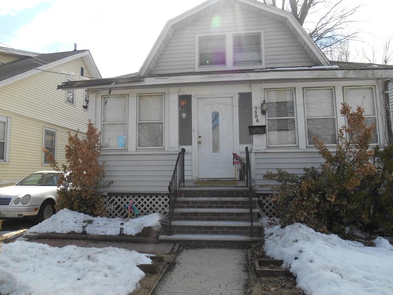 1308 Crescent Ave - Photo 1