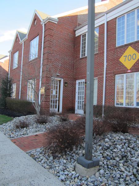 711 Courtyard Dr - Photo 1