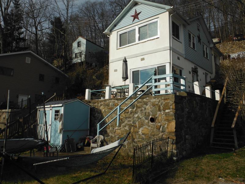 155 Hudson Ave - Photo 1