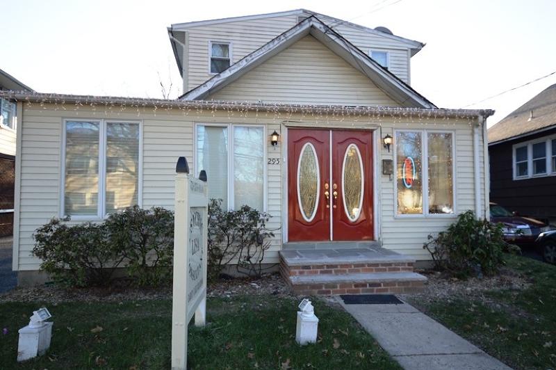 295 Morris Ave - Photo 1