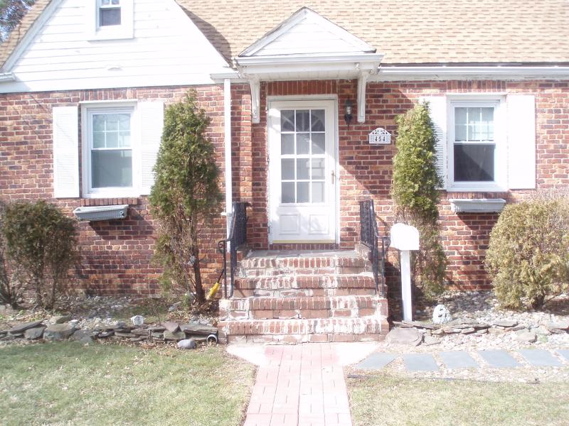 454 Linden Ave - Photo 1
