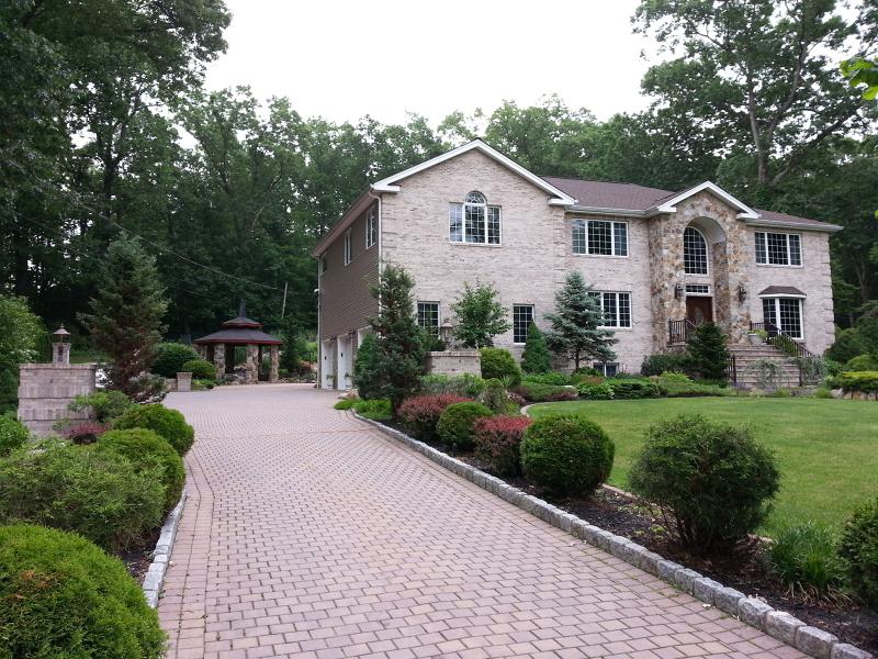 202 Peterson Pl - Photo 1