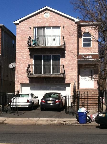 549 Hawthorne Ave - Photo 1