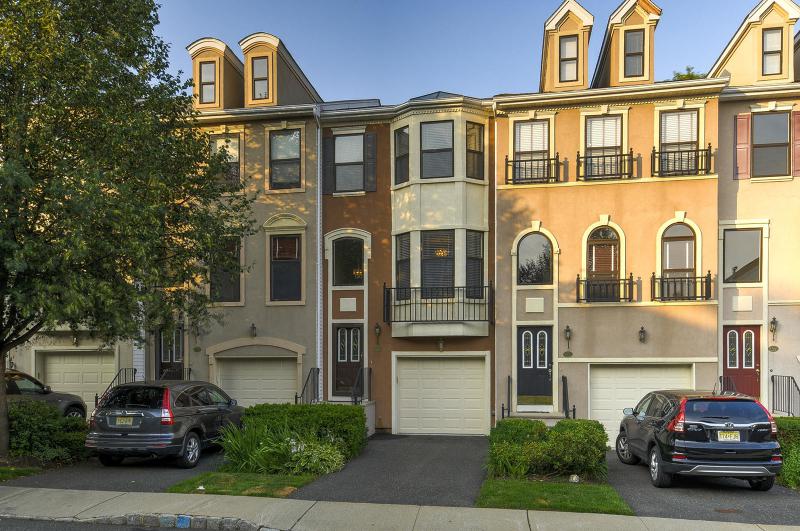 335 Wilshire Dr - Photo 1
