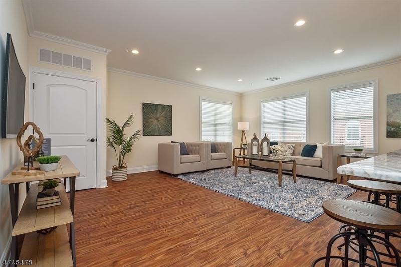 6 Doughty Ave - Photo 1