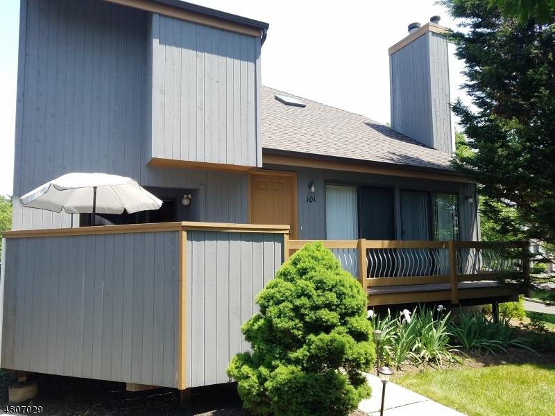 101 Elmwood Ct - Photo 1