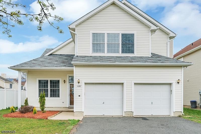 1087 Matthew St - Photo 1