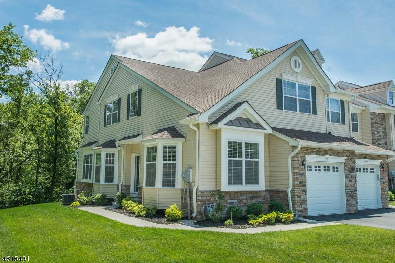 22 Julia Pl - Photo 1