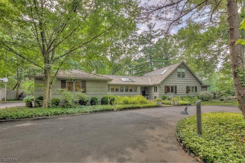 17 Camelot Dr - Photo 1