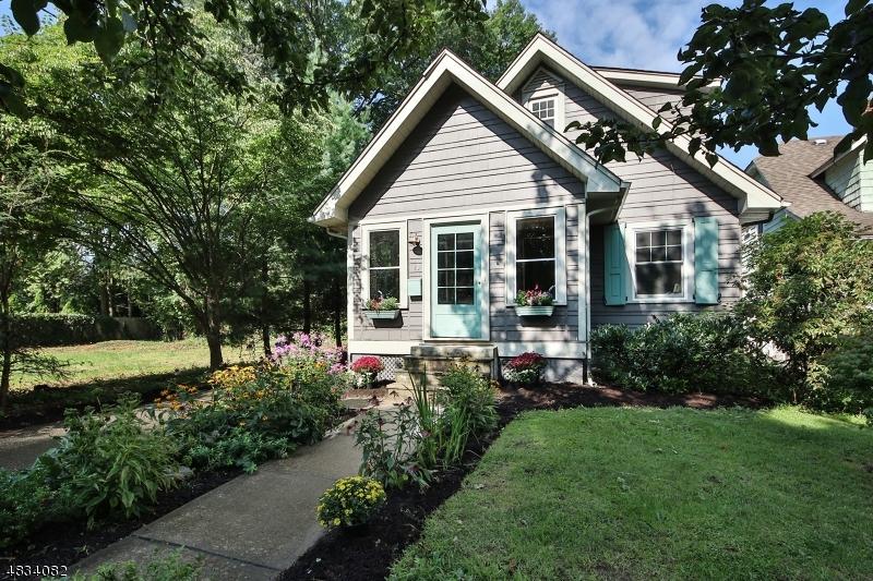 10 Oakcroft Ave - Photo 1