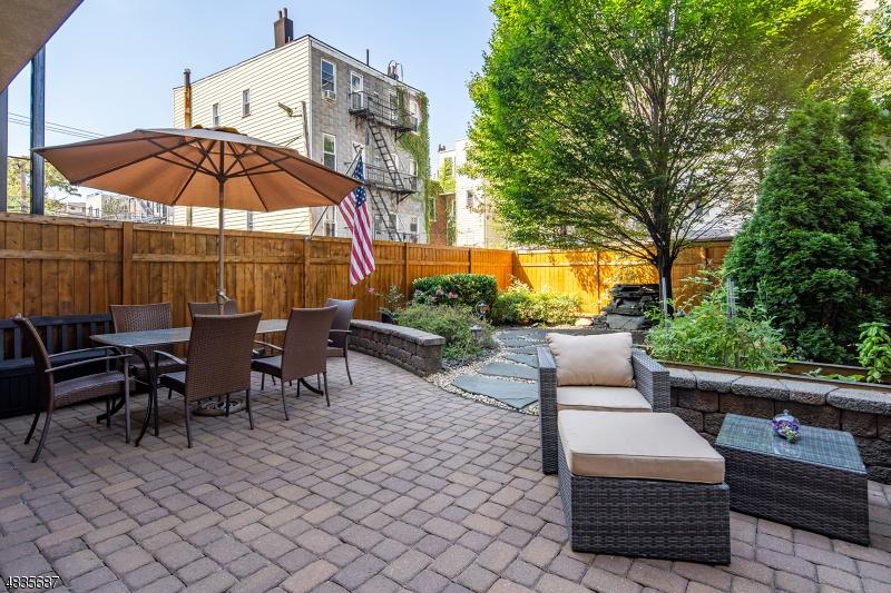 606 Adams St - Photo 1