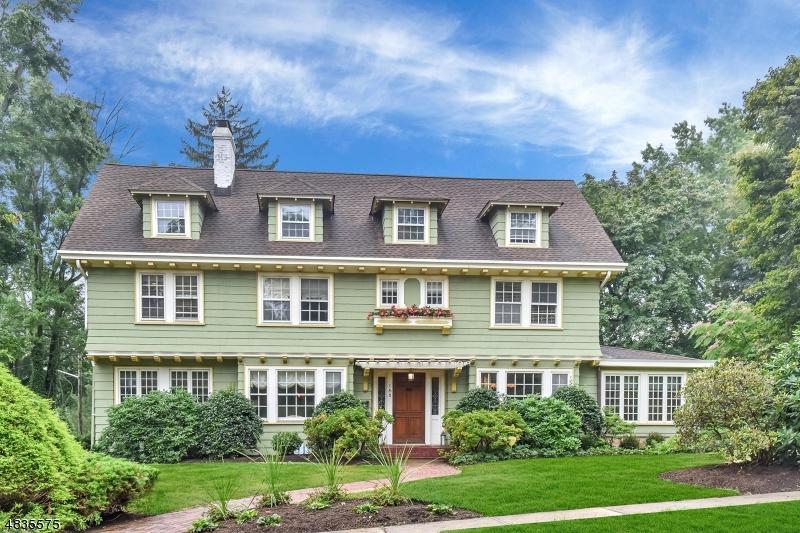 158 Gates Ave - Photo 1