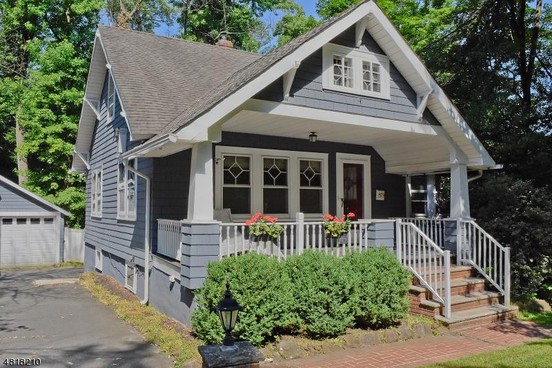 573 Plainfield Ave - Photo 1