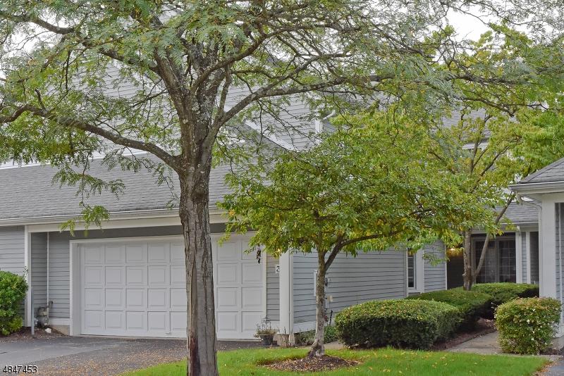 33 Cobblestone Ter - Photo 1