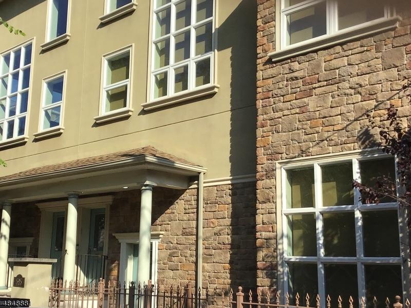 595 Christopher St - Photo 1