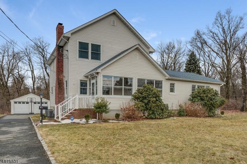 17 Dickinson Ln - Photo 1
