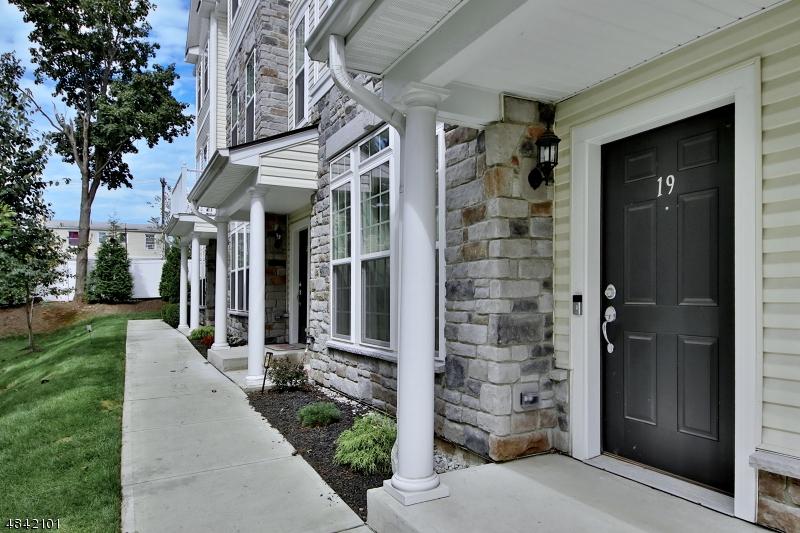 19 Iris Ln - Photo 1
