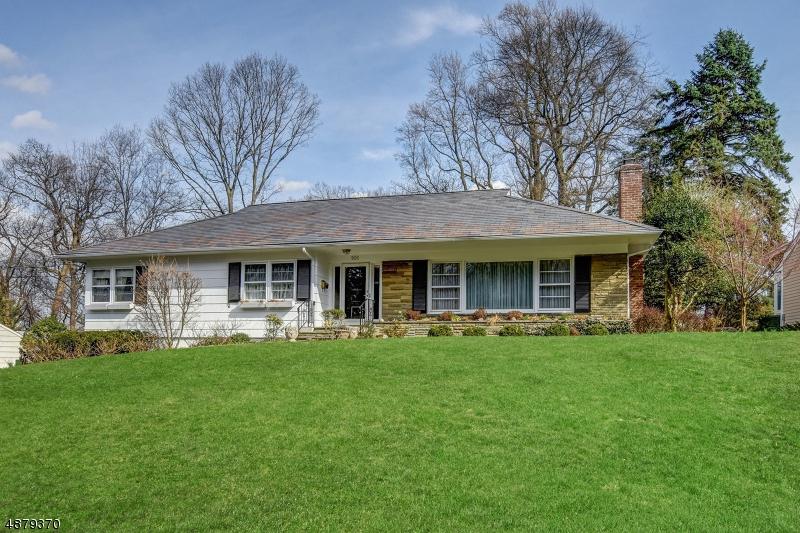101 Essex Rd - Photo 1