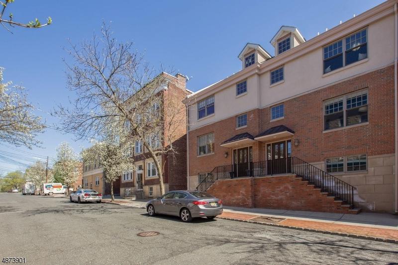 83 Bay St - Photo 1