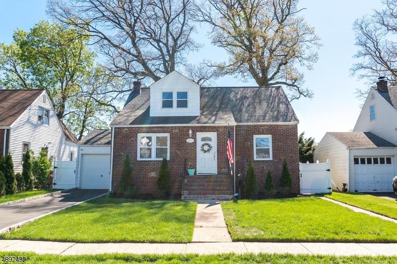 2622 Hawthorne Ave - Photo 1