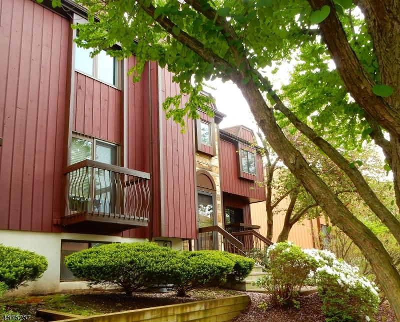 102 Wimbledon Sq - Photo 1