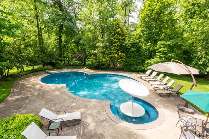 114 Herrick Rd - Photo 1