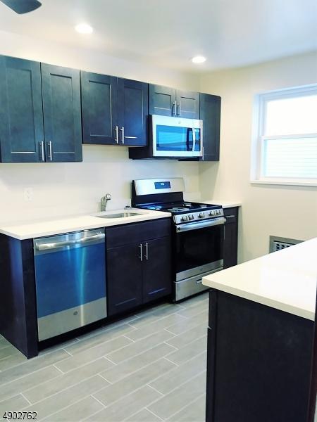 576 N Maple Ave - Photo 1