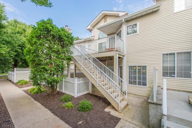 8 Danbury Ct - Photo 1