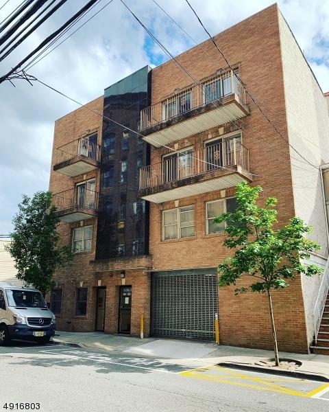 533 39TH ST - Photo 1