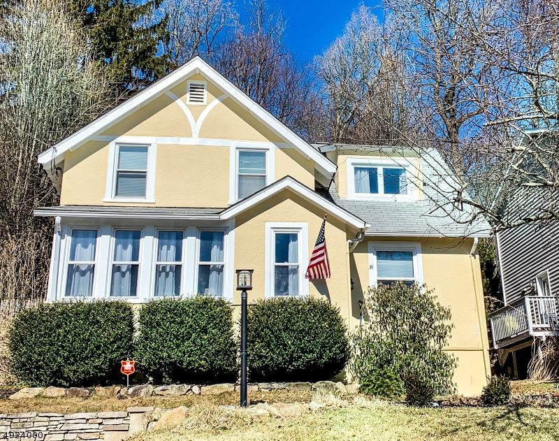 39 Essex Ave - Photo 1