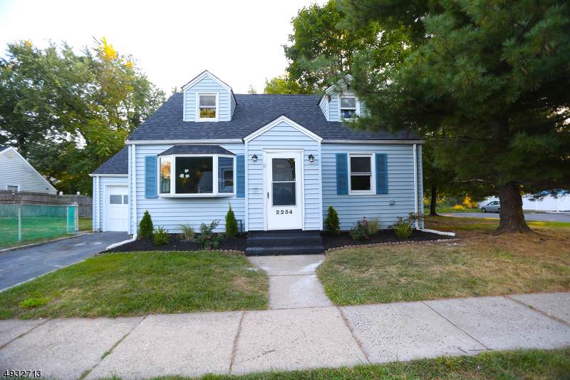2254 Halsey St - Photo 1