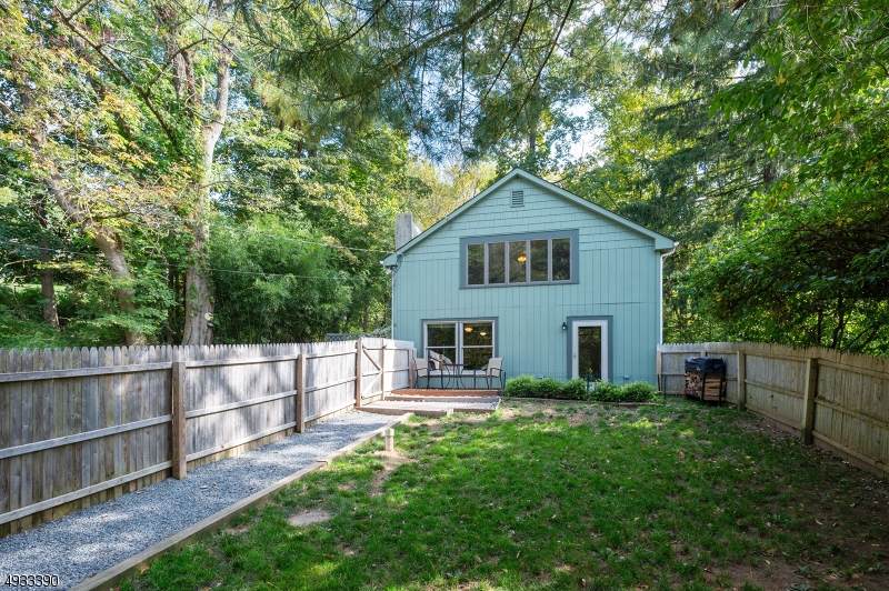4 Twin Pines Ln - Photo 1