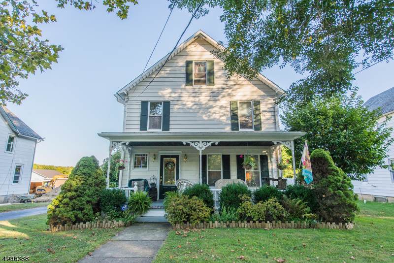 10 Wantage Ave - Photo 1