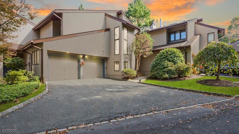 8 Stonegate Dr - Photo 1
