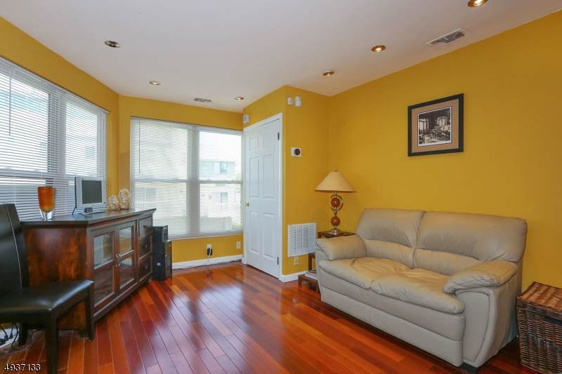 925 Main St - Photo 1
