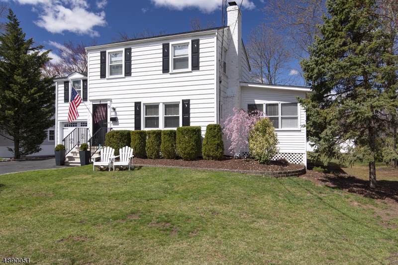 9 Van Doren Ave - Photo 1