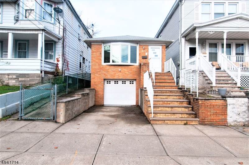 432 Barclay St - Photo 1